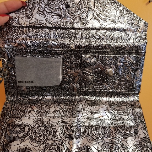 Silver and Black 'Clutch/wristlet' - Picture 5 of 5